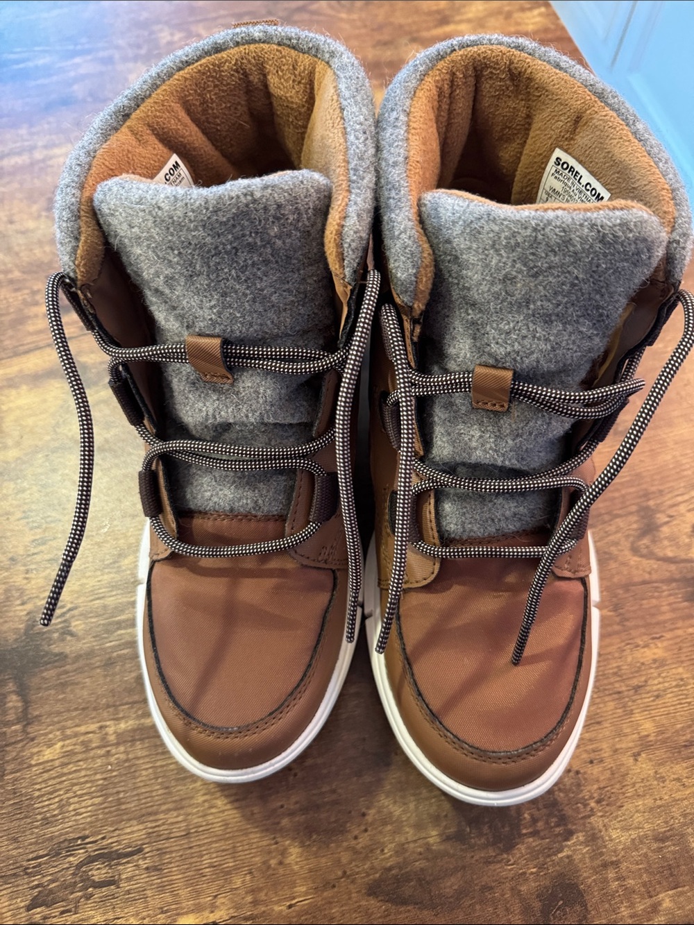 *Never Worn* Sorel Women’s Brown Boots with Gray Felt Collar and Lace-Up Closure
